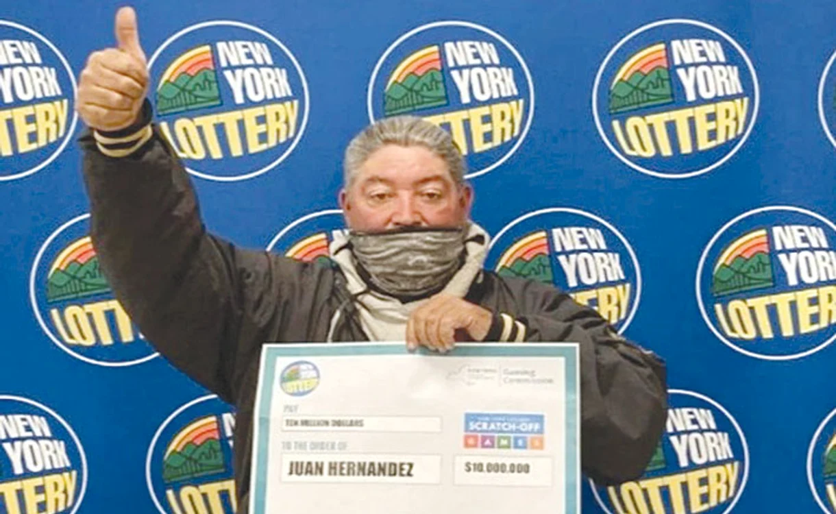 Juan Hernandez a intrat recent în posesia premiului de 10 milioane $. Foto New York Lottery