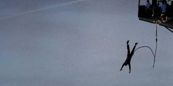 Nick Easter s-a ales cu dureri de spate de la bungee-jumping * Foto: Reuters