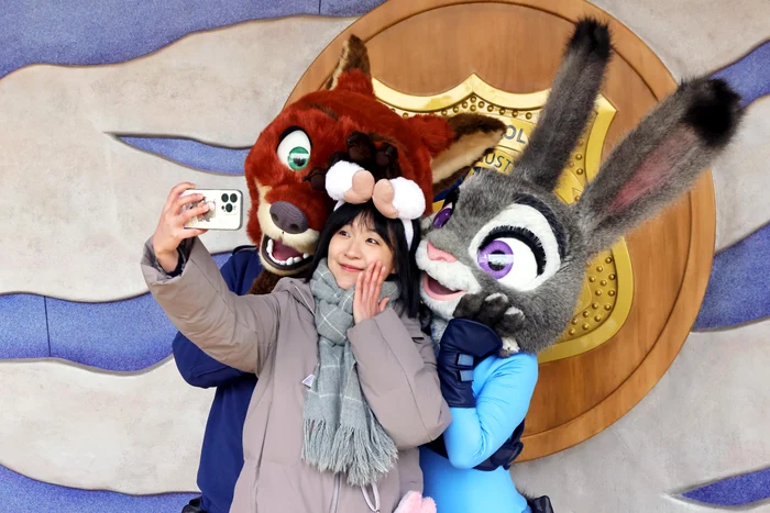 Vizitatorii s-au pozat cu vulpea Nick Wilde și iepuroaica Judy Hopps (Foto: Profimedia)