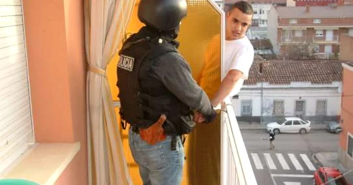 Cei doi deţinuţi au alergat din balcon în balcon cu poliţia pe urmele lor.