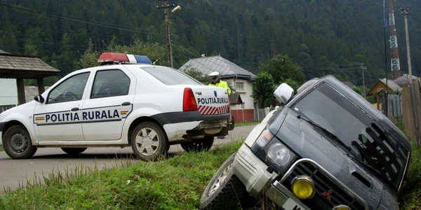 Maşina Poliţiei Rurale a fost lovită în spate de şoferul-contrabandist