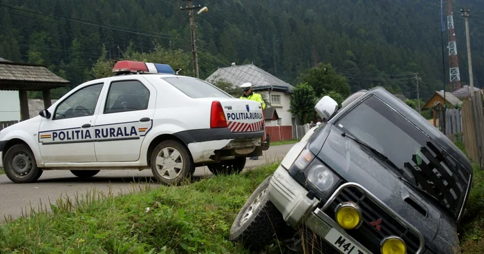 Maşina Poliţiei Rurale a fost lovită în spate de şoferul-contrabandist