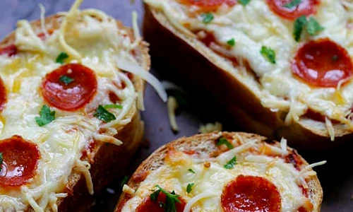 Mini pizza cu paine si cascaval jpeg