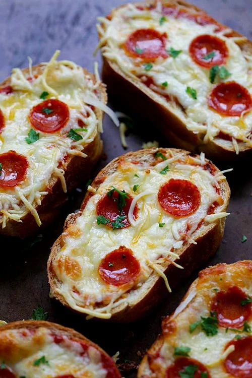 Mini pizza cu paine si cascaval jpeg