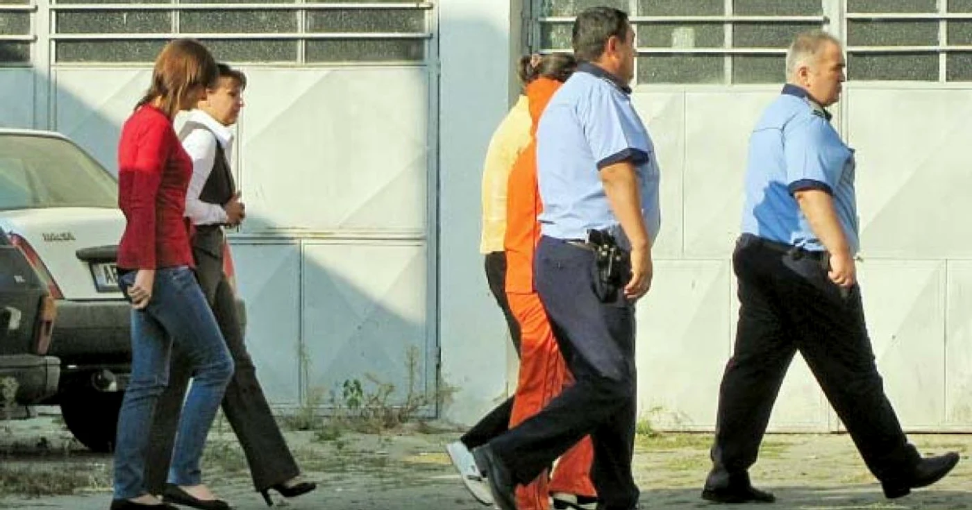 13 martie. Membri ai grupării de falsificatori, în momentul arestării preventive  