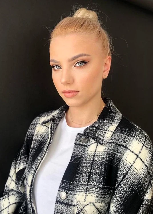 Adina Diaconu, în timpul ședinței de machiaj