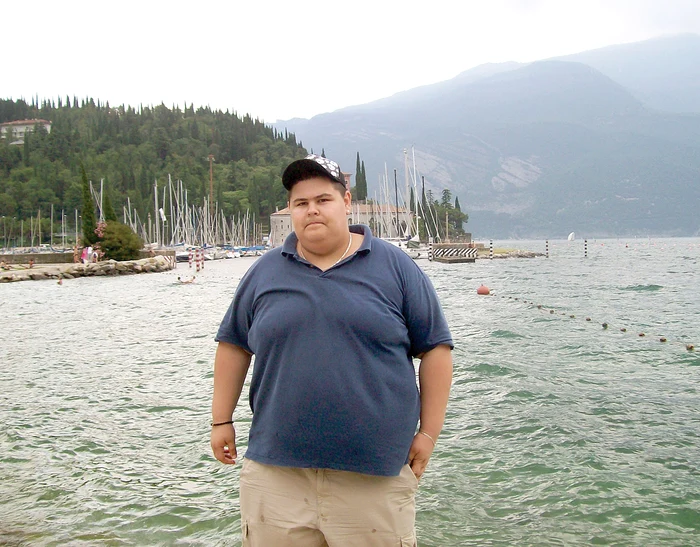 
    Tânărul din Galaţi cântăreşte acum  puţin peste 100 kg  