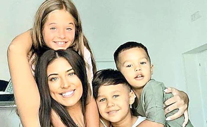 
    Antonia are  trei copii  superbi  