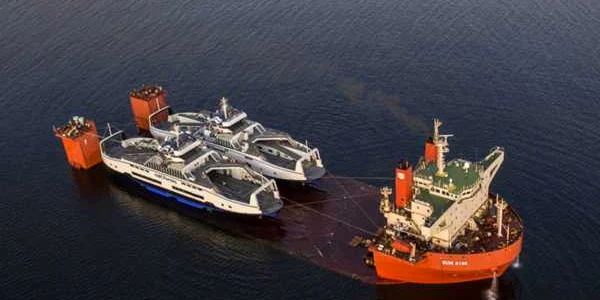Cele două feriboturi construite la Galaţi pe nava specială de transport FOTO Damen Group