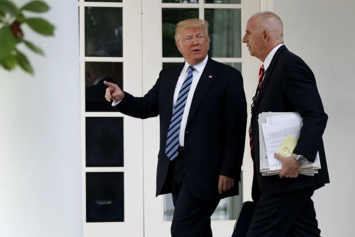 Aflat la Casa Albă alături de Donald Trump, bodyguardul Keith Schiller lasă la vedere o hârtiuţă galbenă cu însemnarea „Jim Mad Dog Mattis“ şi un număr de telefon FOTO Twitter @YahooNews