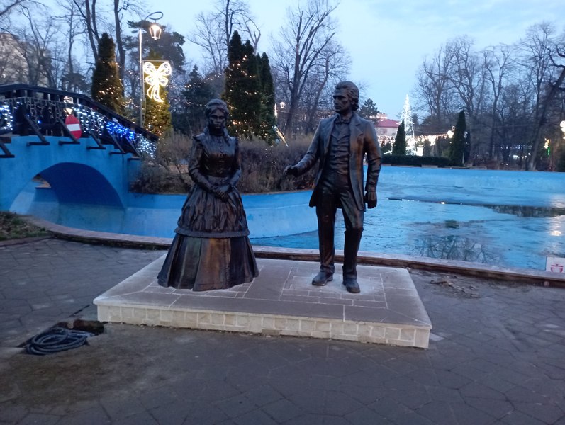 Mihai Eminescu și Veronica Micle, statui în mărime naturală, noile atracții turistice din Botoșani