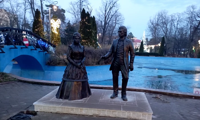 statui mihai eminescu veronica micle la botosani FOTO cosmin zamfirache jpg