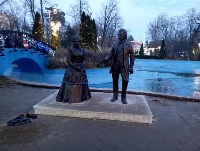 Veronica Micle și Mihai Eminescu, statui în parcul din Botoșani FOTO Cosmin Zamfirache