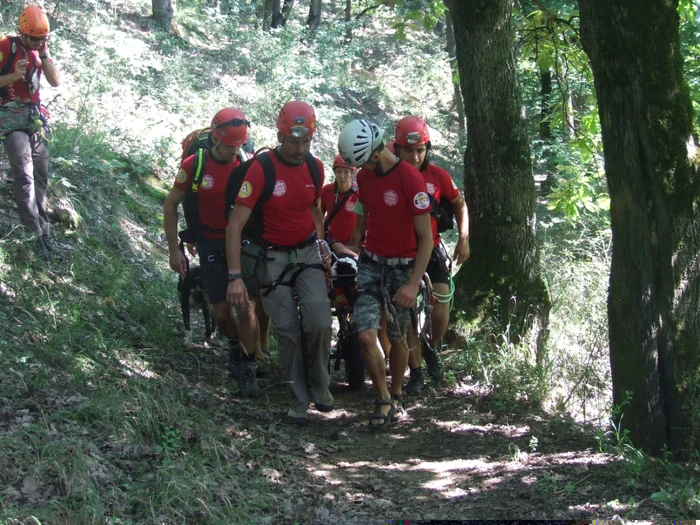 Operaţiunea de salvare a turistei a durat şapte ore. FOTO Adevărul