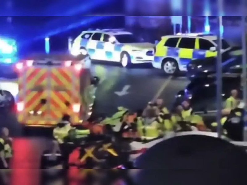 Baie de sânge într-un tren din Marea Britanie. Două persoane rămân în stare gravă. Ce spun oficialii britanici despre incident și arestări