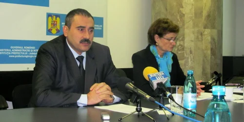 Prefectul Robert Cristoi şi directorul Irina Desculţu