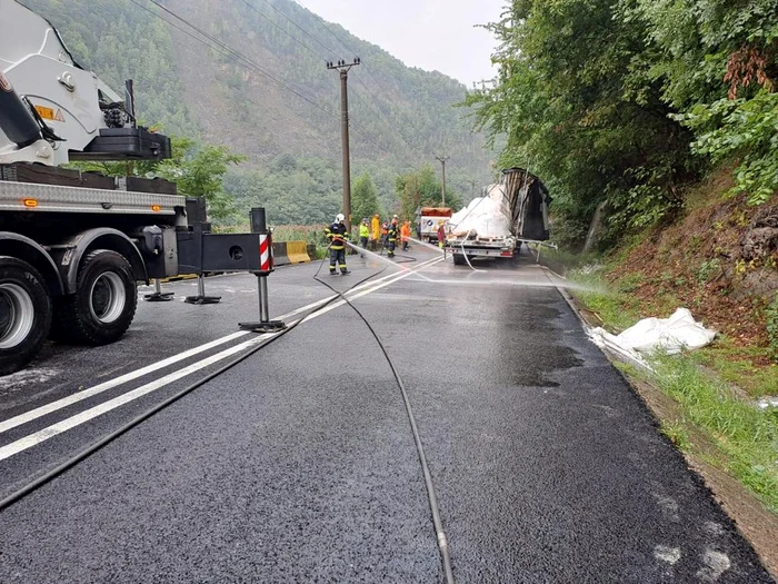 Carosabilul DN7 spălat cu furtunul cu apă după o coliziune în lanț pe Valea Oltului Foto ISU Vâlcea