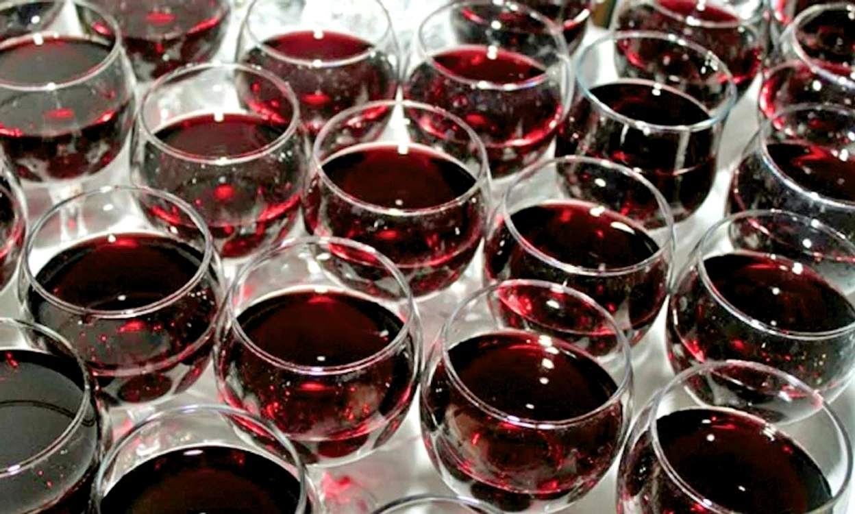 Vinul, în special cel roşu, e bogat în resveratrol