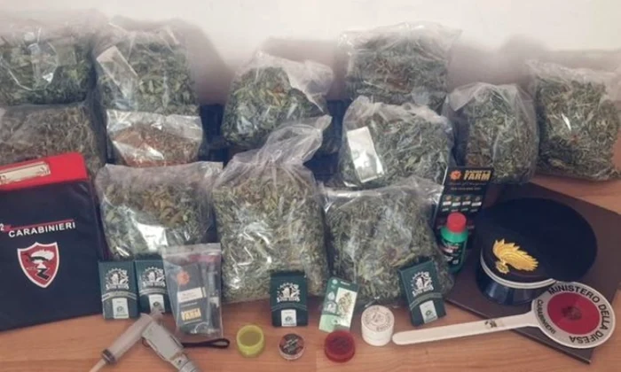 Coletul conţinea 9 kilograme de marijuana. Foto: Carabinieri Padova