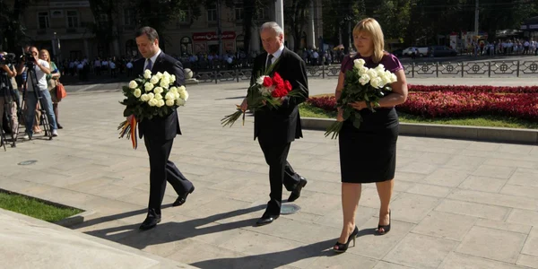 Vlad Filat, Nicolae Timofti și Liliana Palihovici depun flori la monumentul lui Ștefan cel Mare
