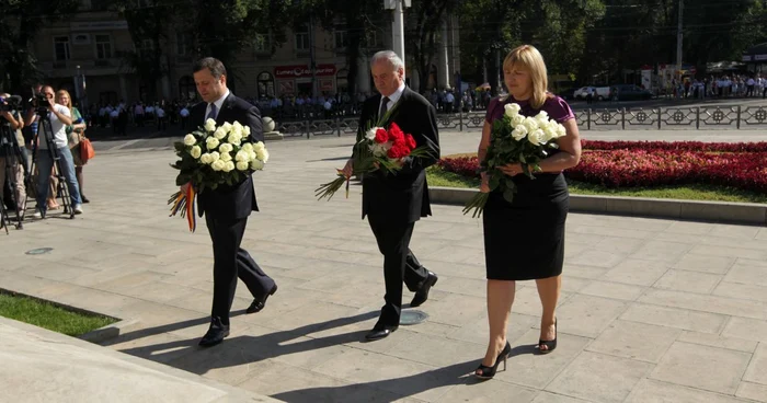 Vlad Filat, Nicolae Timofti și Liliana Palihovici depun flori la monumentul lui Ștefan cel Mare