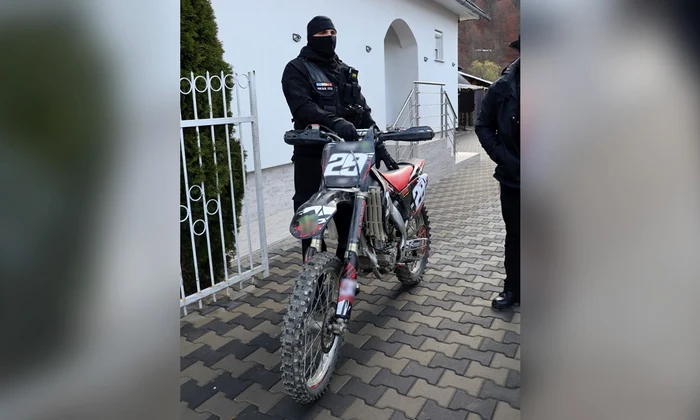 Una dintre motocicletele folosite la transportarea ucrainenilor. FOTO: Poliţia de Frontieră