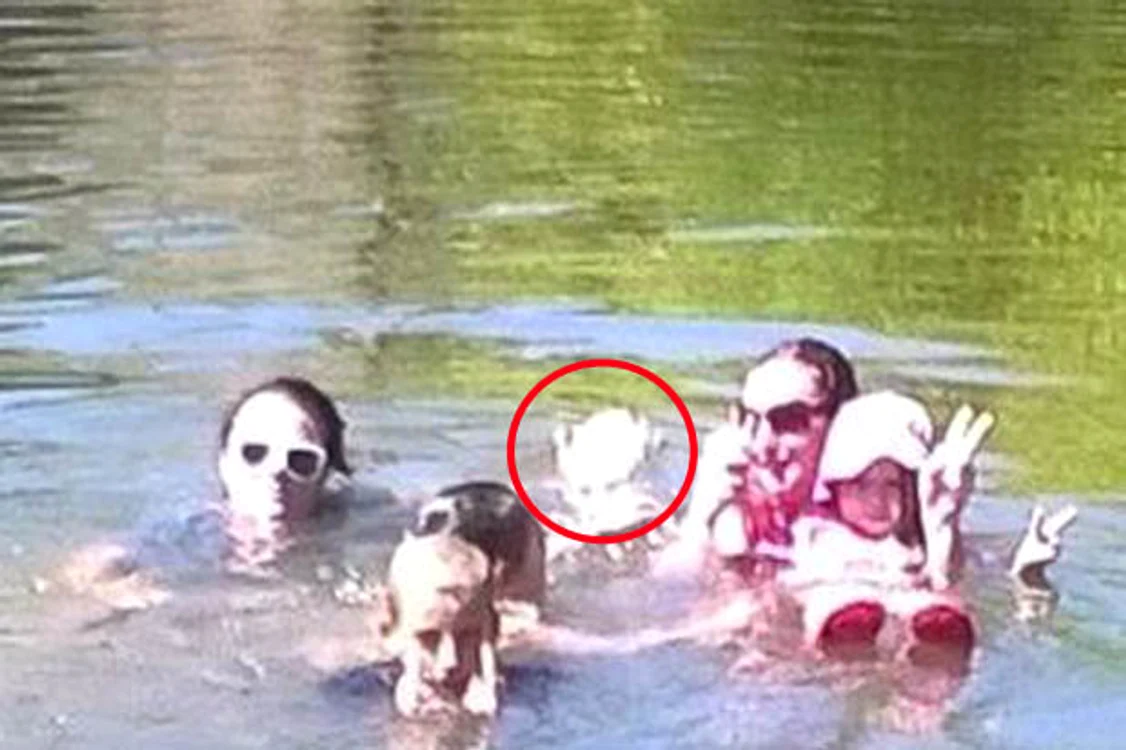 
    Imaginea fetiței înecate în urmă cu un secol le-a sperit pe cele două femeifoto: Daily Star  