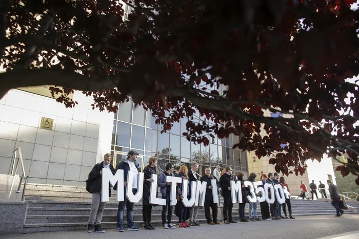 Persoane purtând fiecare câte o literă a cuvântului "Mulţumim" s-au aliniat pe treptele Tribunalului Bucureşti FOTO Inquam Photos