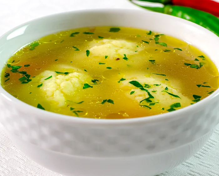 Supa de pui cu găluște FOTO: Jamila Cuisine/FB