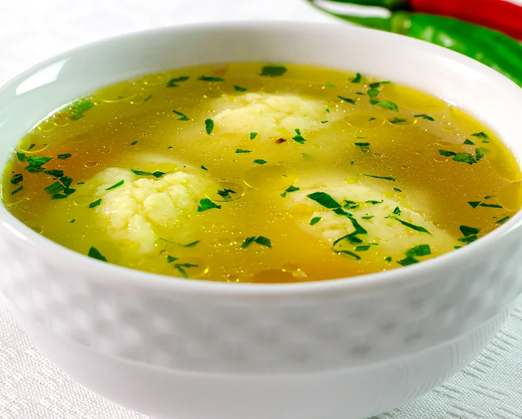 Supa de pui cu găluște FOTO: Jamila Cuisine/FB