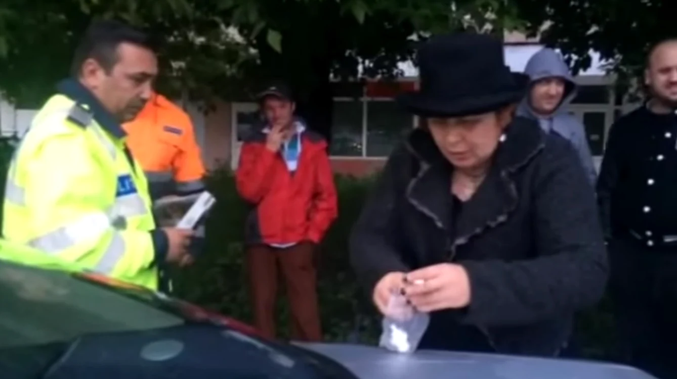 Şoferiţa le-a spus poliţiştilor că ia medicamente pe bază de alcoolfoto: radioresita.ro