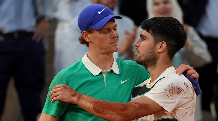 Jannik Sinner și Carlos Alcaraz, la finalul unui meci epuizant. Foto X/ Union Tennis