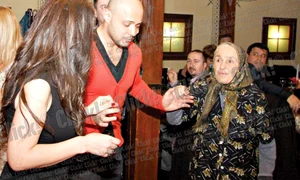 Soţia lui Viorel Lis a  primit şi cadouri, dar  şi plicuri cu bani la  ziua ei, ca la o nuntă (FOTOGRAFII: SEVER GHEORGHE) jpeg