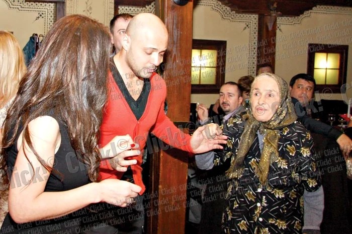 Soţia lui Viorel Lis a  primit şi cadouri, dar  şi plicuri cu bani la  ziua ei, ca la o nuntă (FOTOGRAFII: SEVER GHEORGHE)