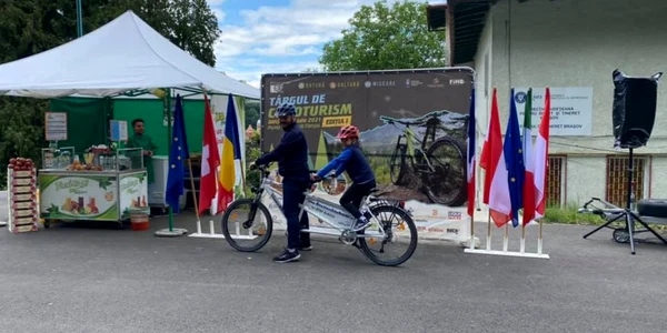 Primul târg de cicloturism la Braşov FOTO Christian Macedonschi