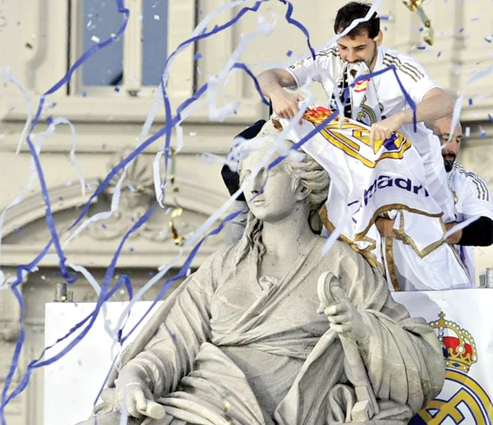 Casillas a făcut gestul tradiţional  al căpitanului echipei Real Madrid  după cucerirea unui titlu: i-a pus  o eşarfă statuii din Piaţa Cibeles