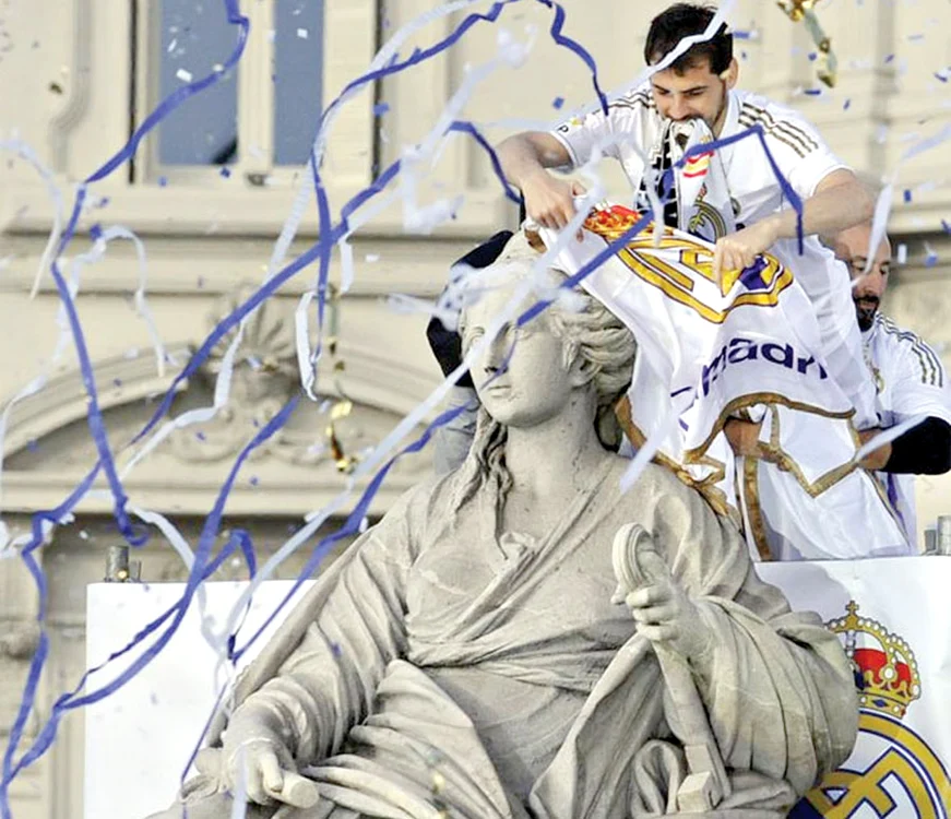 Casillas a făcut gestul tradiţional  al căpitanului echipei Real Madrid  după cucerirea unui titlu: i-a pus  o eşarfă statuii din Piaţa Cibeles