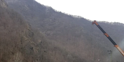 Imagini de la operaţiunea de scoatere a TIR-ului cu maşini căzut în râul Olt pe DN7 în Vâlcea Foto Adevărul