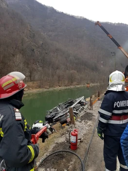 Imagini de la operaţiunea de scoatere a TIR-ului cu maşini căzut în râul Olt pe DN7 în Vâlcea Foto Adevărul