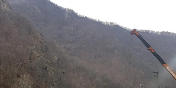 Imagini de la operaţiunea de scoatere a TIR-ului cu maşini căzut în râul Olt pe DN7 în Vâlcea Foto Adevărul