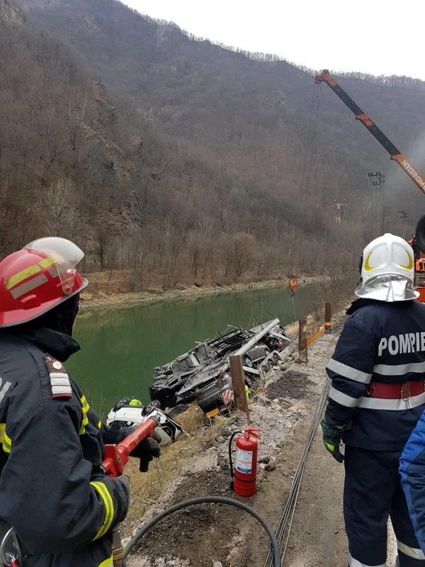 Imagini de la operaţiunea de scoatere a TIR-ului cu maşini căzut în râul Olt pe DN7 în Vâlcea Foto Adevărul