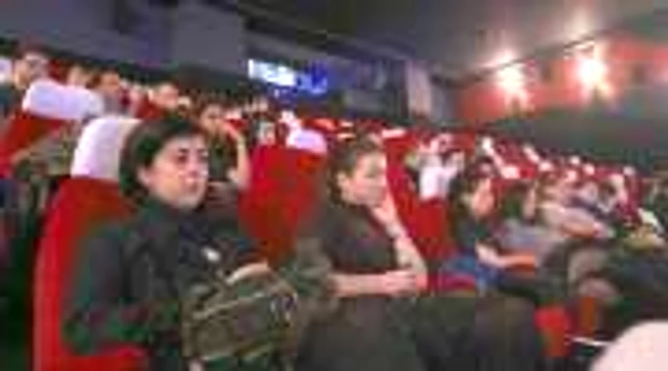Unii spectatori sunt captivaţi de ceea ce văd pe ecranul de cinema, iar alţii sunt plictisiţi sau chiar au aţipit 