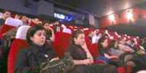 Unii spectatori sunt captivaţi de ceea ce văd pe ecranul de cinema, iar alţii sunt plictisiţi sau chiar au aţipit 