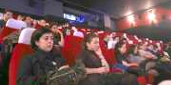 Unii spectatori sunt captivaţi de ceea ce văd pe ecranul de cinema, iar alţii sunt plictisiţi sau chiar au aţipit 