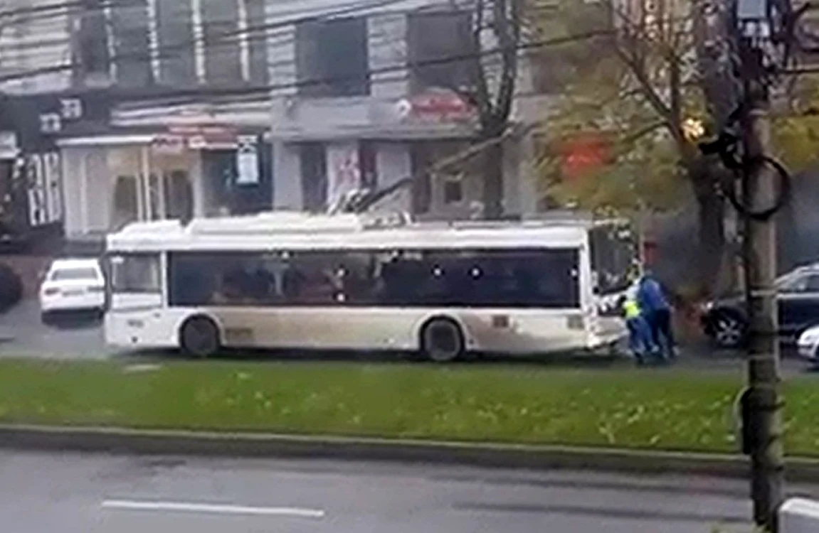 Troleibuz pe bază de forţă umană pe o stradă din Galaţi FOTO captură video