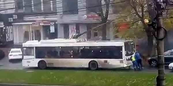 Troleibuz pe bază de forţă umană pe o stradă din Galaţi FOTO captură video