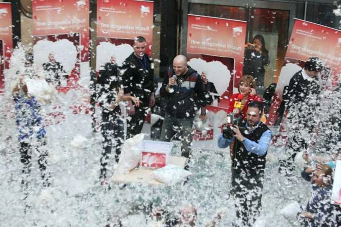 Bătaie cu perne la City Mall