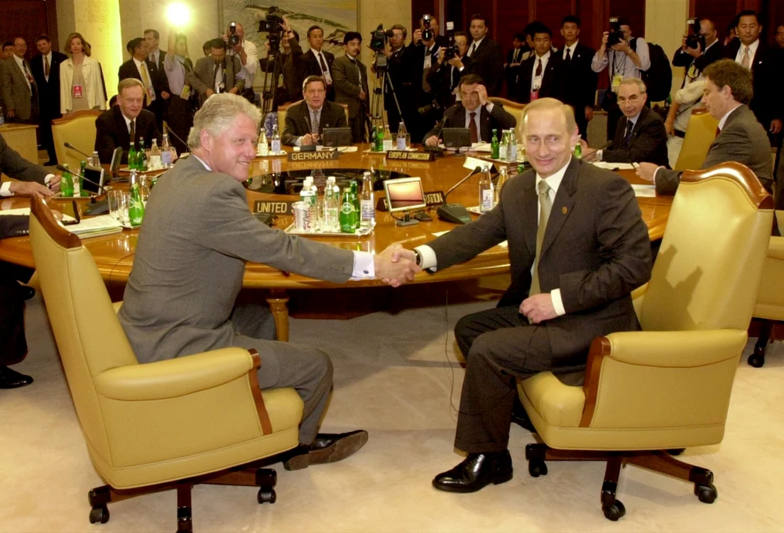 Bill Clinton şi Vladimir Putin în 2000, în timpul Summitului G8 din Japonia FOTO Getty Images