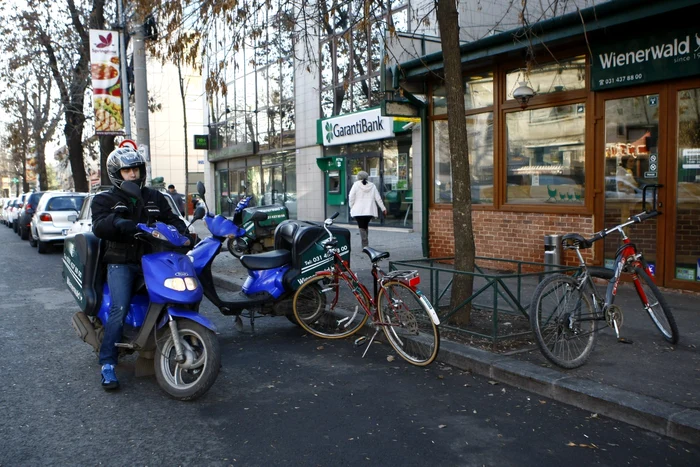 Winerwald a decis să livreze mâncarea pe bicicletă până când scuteriştii vor lua permisul auto. FOTO Eduard Enea