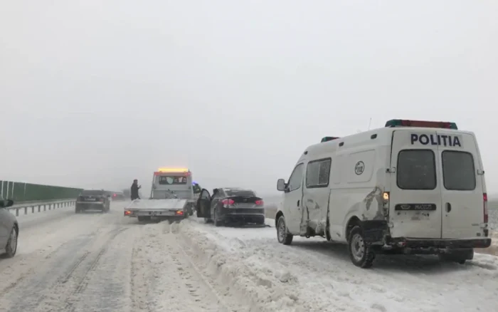 O maşină a Poliţiei a fost tamponată serios pe autostradă